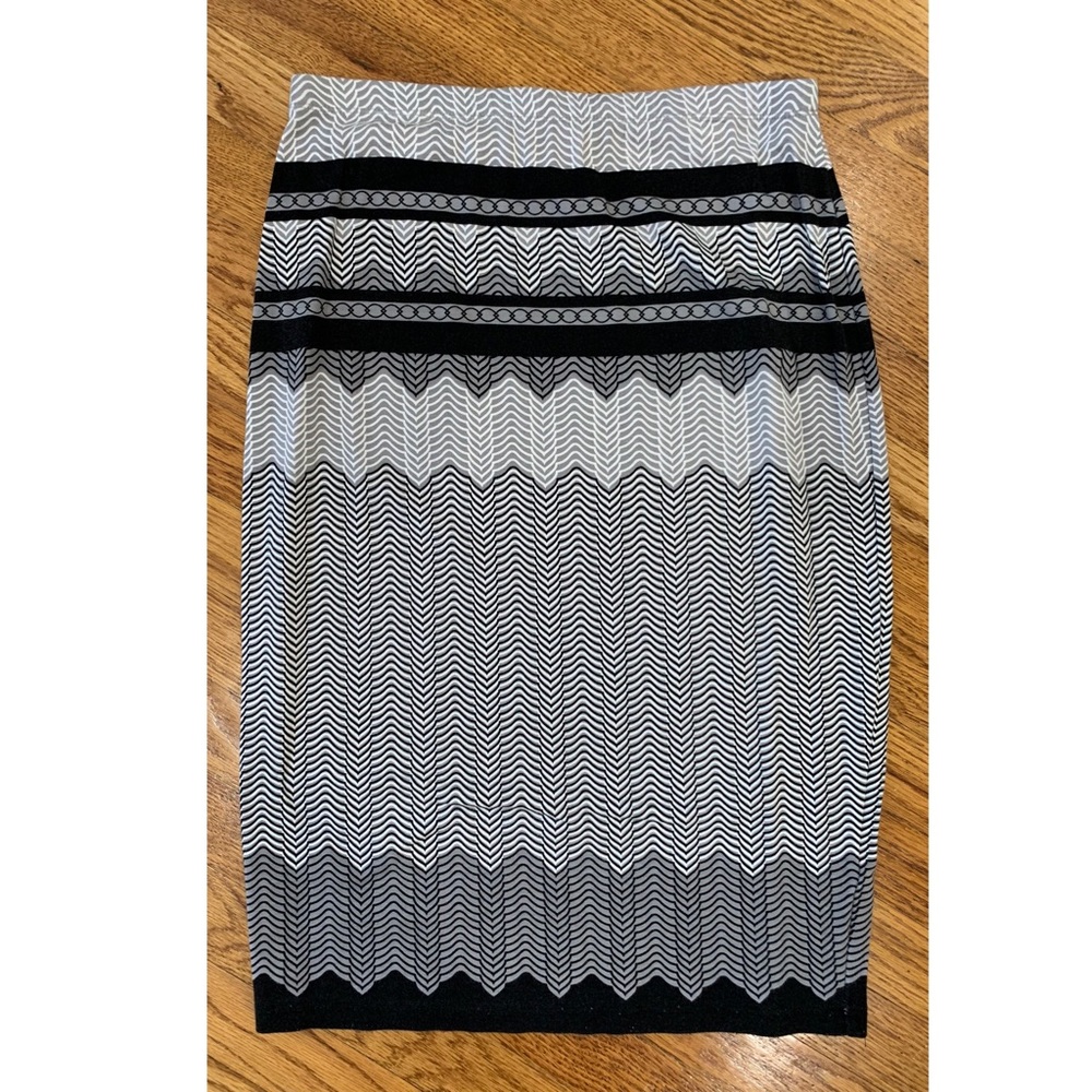 *EUC* Max Studio stretch pencil skirt. Size M.